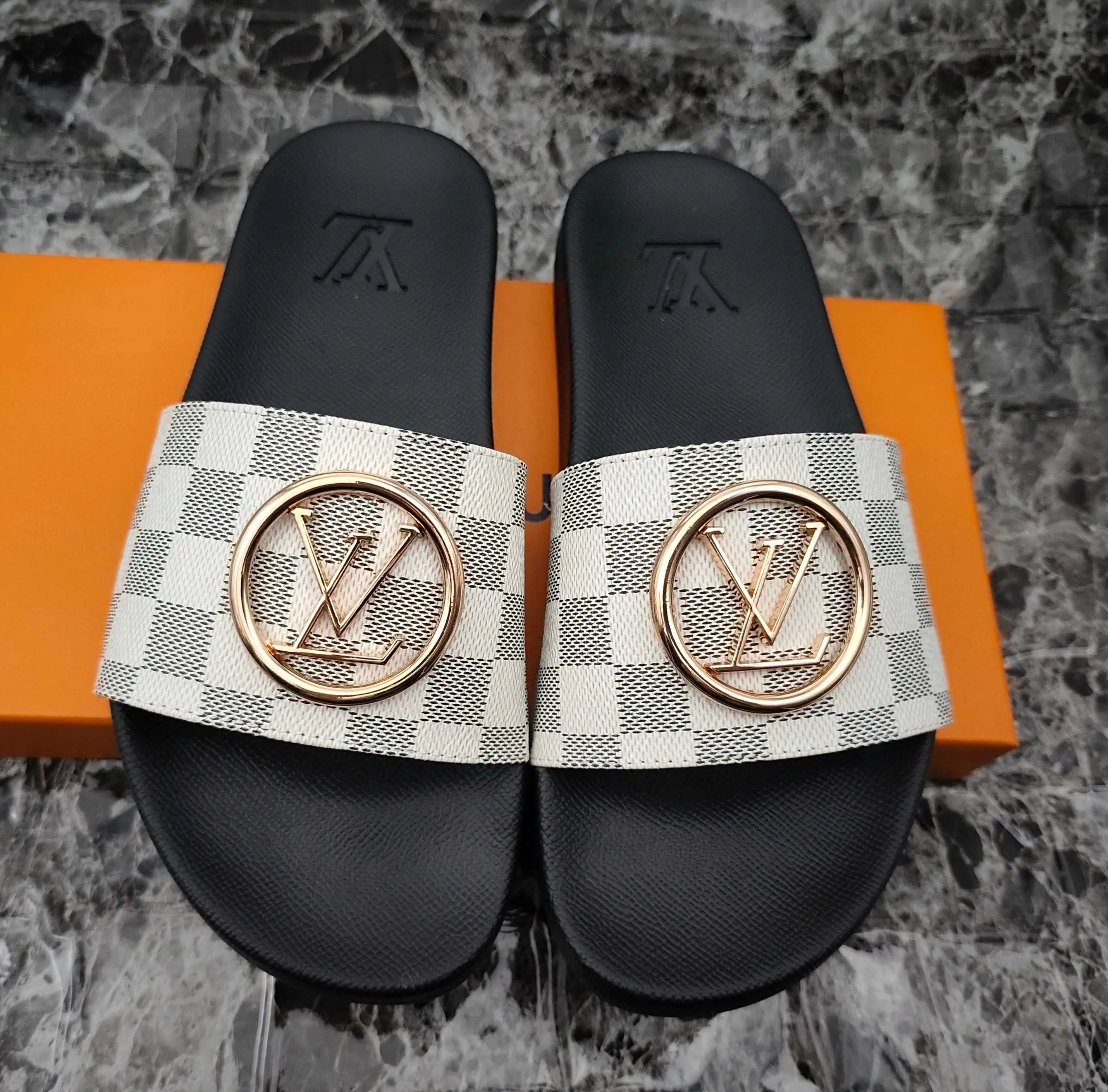 👟👟Ex-factory price 280👟👟 (available all year round) same style for men and women, size 35--48. Couple style🎗Louis Vuitton "LV" slippers, a much-anticipated one, so beautiful that it will melt your hearts❤! It is simply a masterpiece of extraordinary craftsmanship. It is a must-have for everyone. It is made by open mold. It feels Q-bounce and super soft on the feet. It is super delicate on the feet. It is an exclusive model. There are many layouts, so there is always one you like🎉🎉